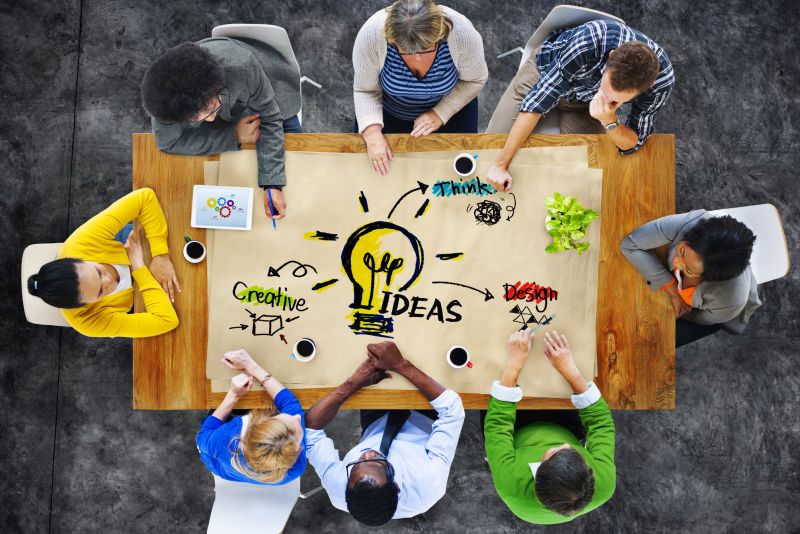 Crossfunktionales Team arbeitet an OKR-Zielen – Ziele umsetzen im Unternehmen